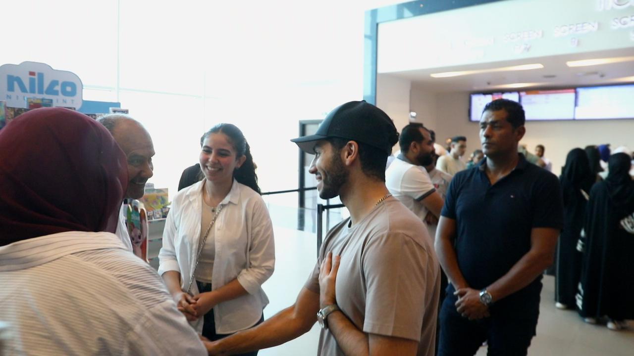 ‏‎مينا مسعود يفاجئ الجمهور في سينمات القاهرة للترويج لفيلمه في عز الضهر (8)