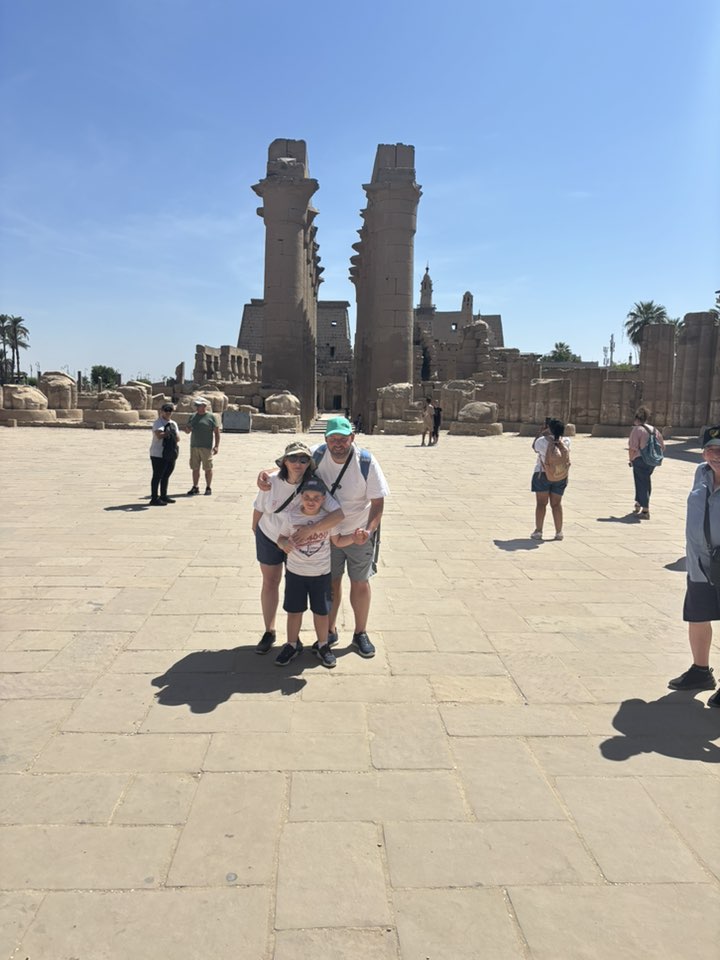 استمتاع الأسر والعائلات فى قلب معابد الأقصر