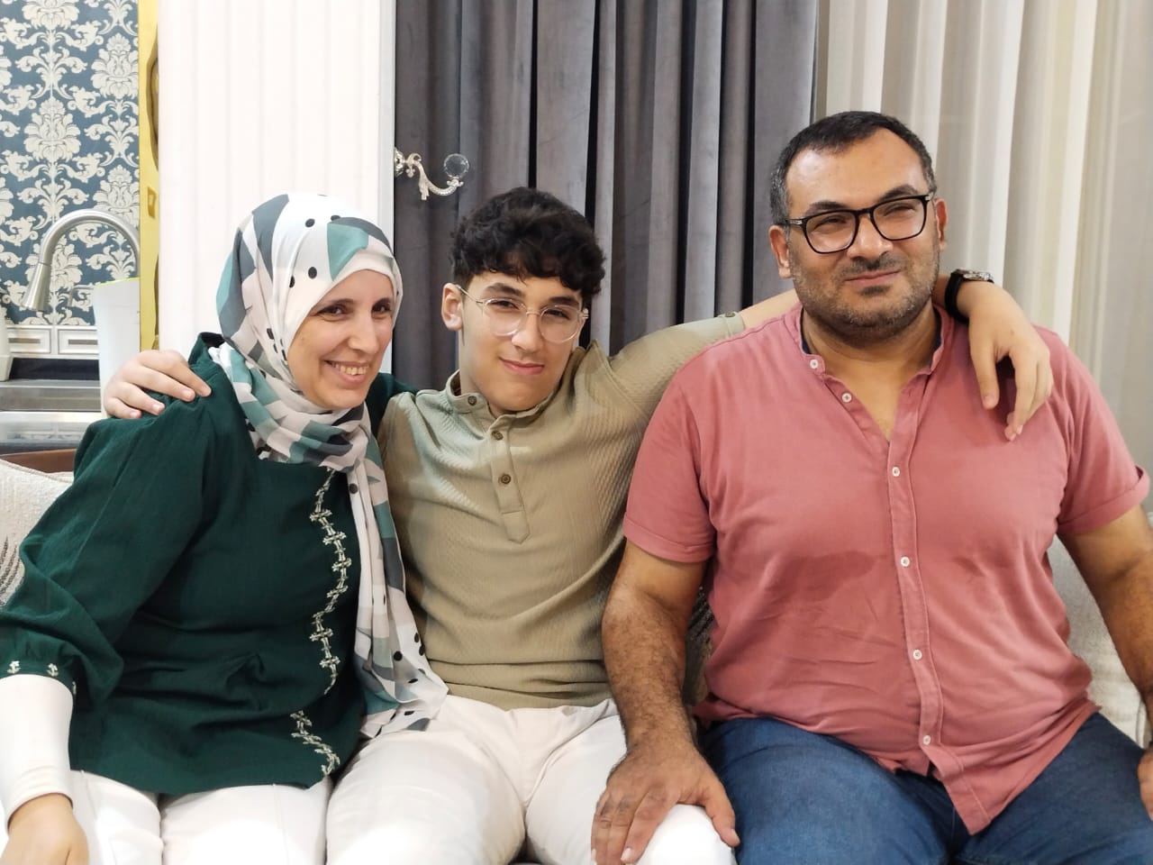 الفرحة بمنزل الطالب أبو زيد الفرحة بمنزل الطالب أبو زيد