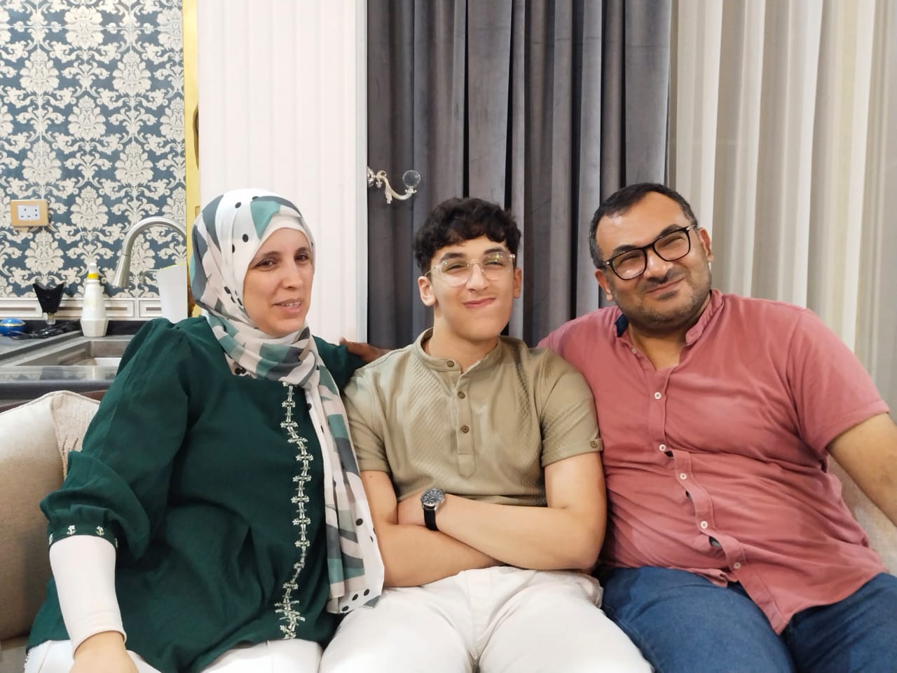 فرحة بمنزل الطالب أبو زيد احمد فرحة بمنزل الطالب أبو زيد احمد