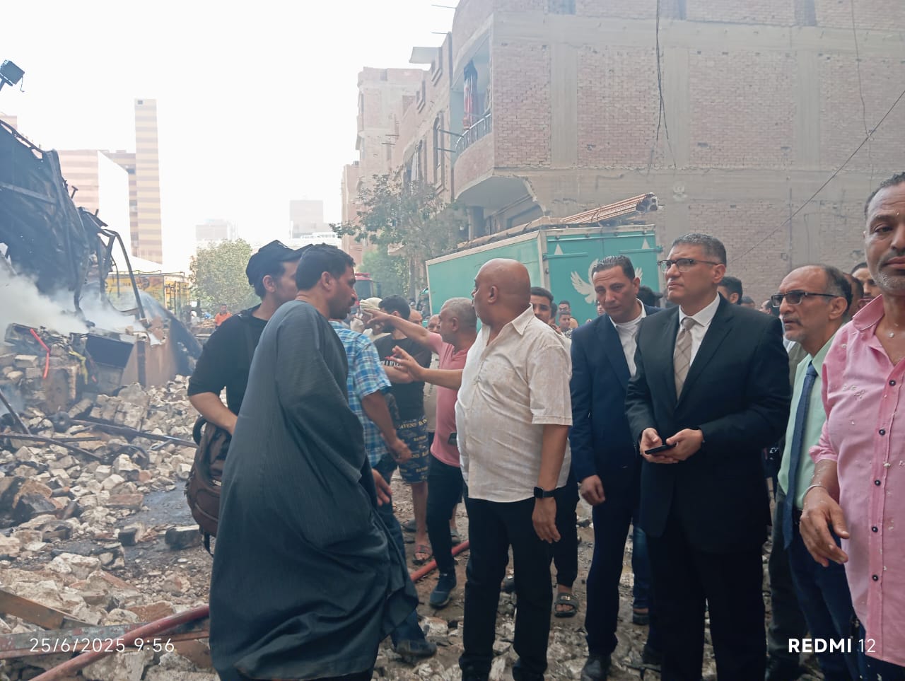 محافظ الجيزة يتابع ميدانياً جهود إطفاء حريق بمخزن دهانات بالبراجيل  (5)