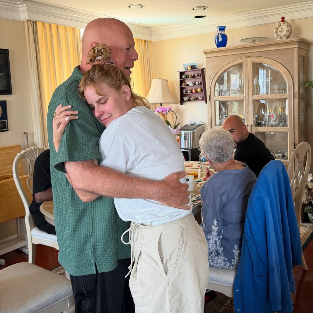 ابنة بروس ويليس ترد على منتقدى نشر صور والدها.. اعرف القصة - اليوم السابع