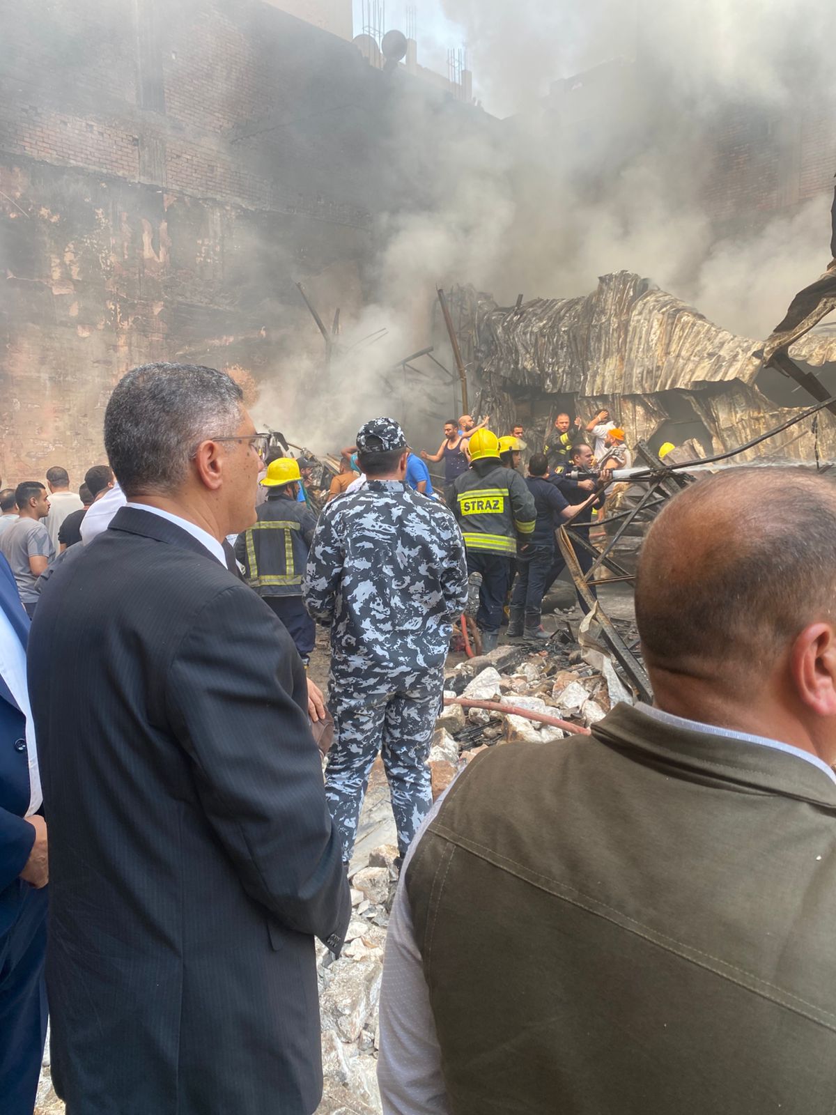 محافظ الجيزة يتابع ميدانياً جهود إطفاء حريق بمخزن دهانات بالبراجيل  (3)