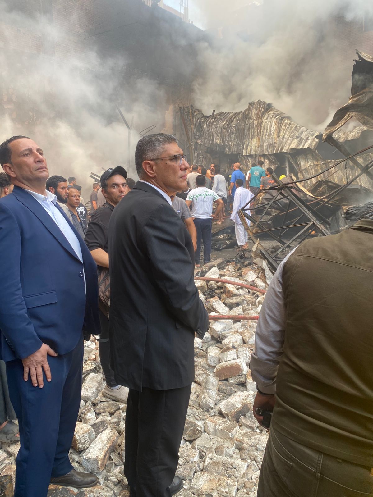 محافظ الجيزة يتابع ميدانياً جهود إطفاء حريق بمخزن دهانات بالبراجيل  (4)