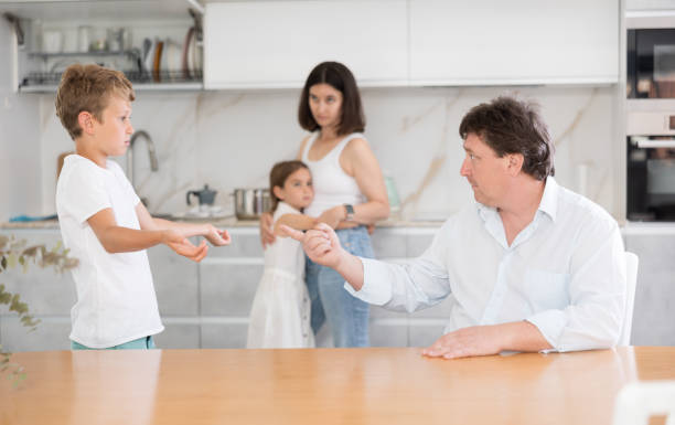 إتيكيت التعامل في الخلافات امام الابناء