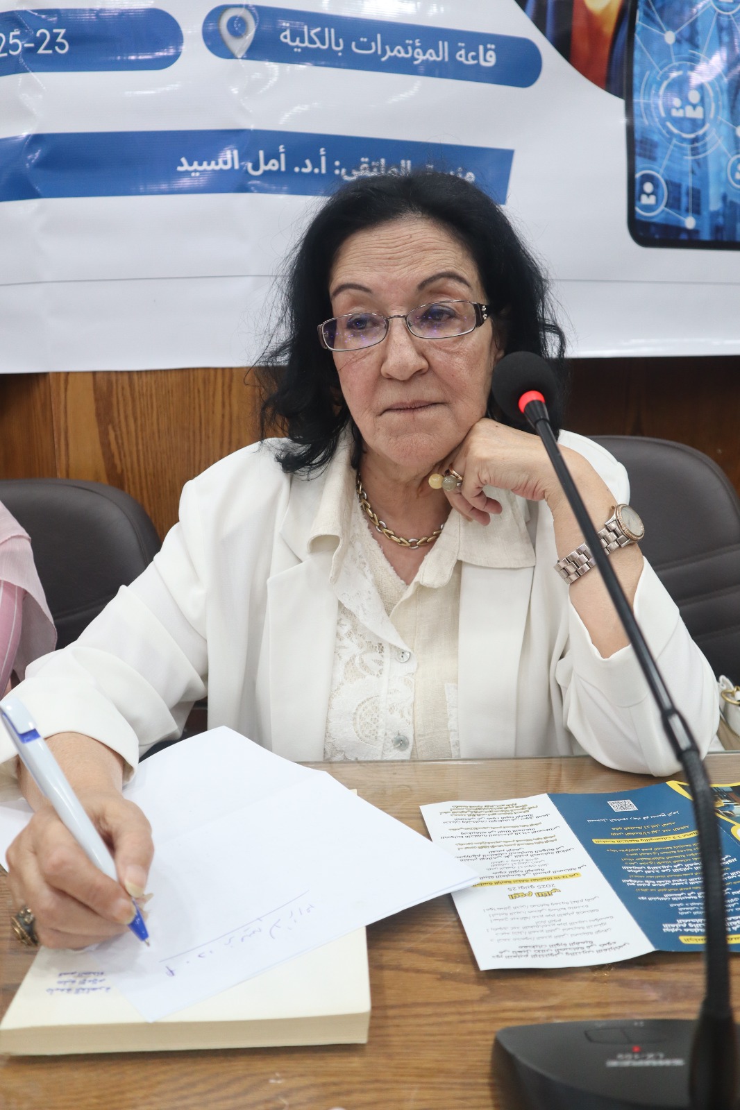 الدكتورة نجوى كامل، أستاذ الصحافة بجامعة القاهرة