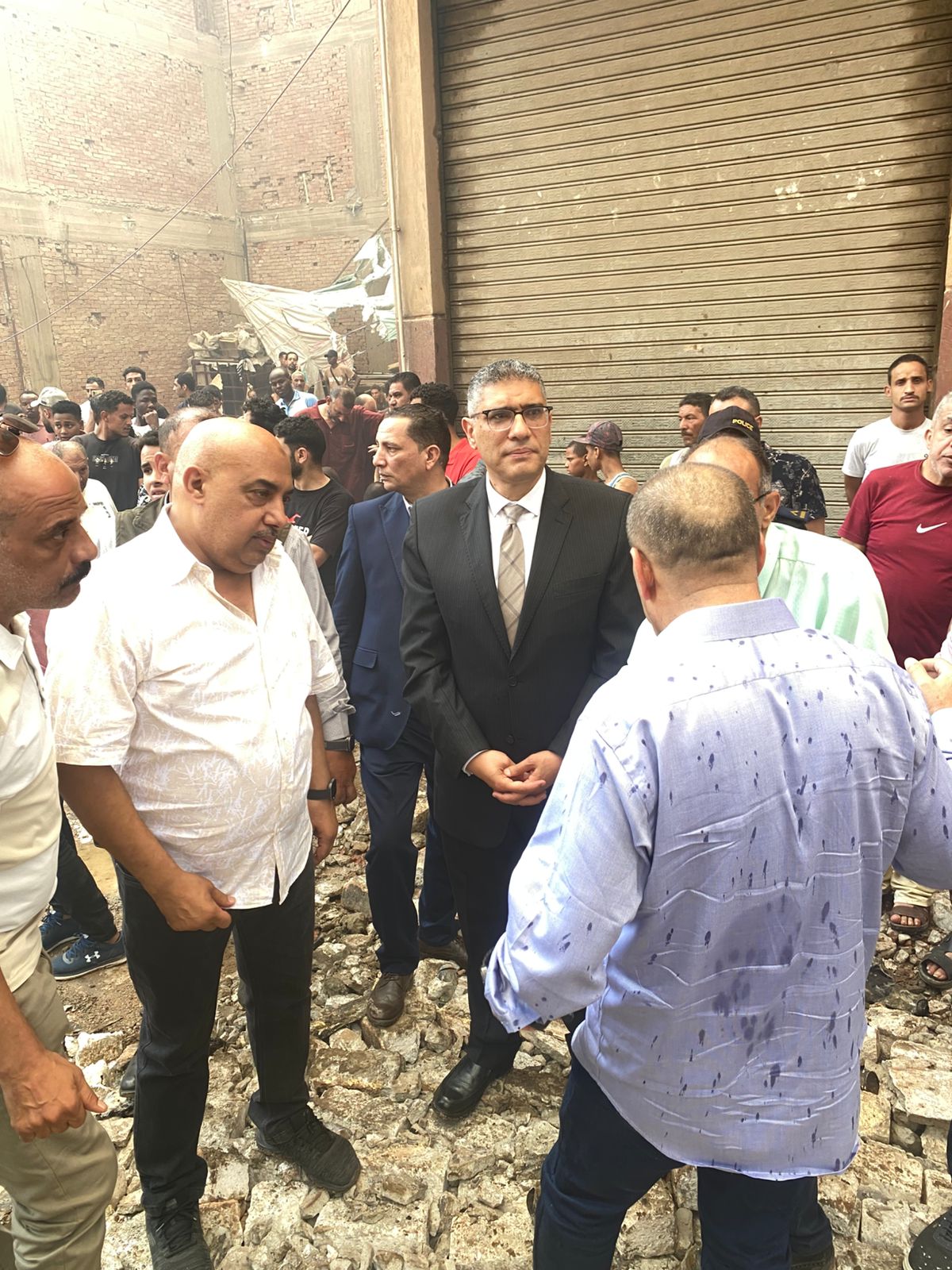 محافظ الجيزة يتابع ميدانياً جهود إطفاء حريق بمخزن دهانات بالبراجيل  (6)