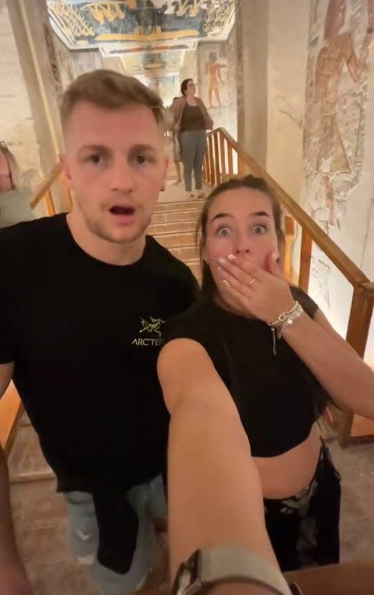 سياح بأحد الأماكن السياحية