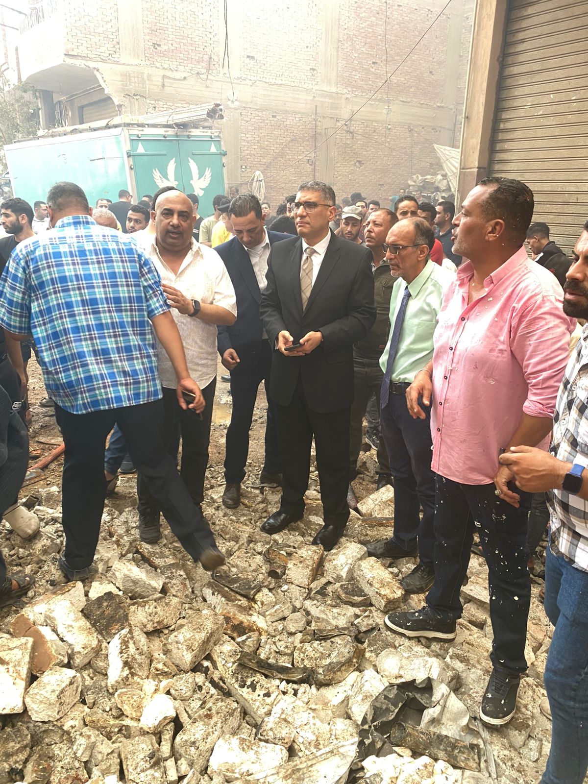محافظ الجيزة يتابع ميدانياً جهود إطفاء حريق بمخزن دهانات بالبراجيل  (2)
