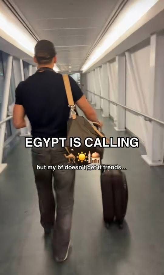 سائح متجه لمصر