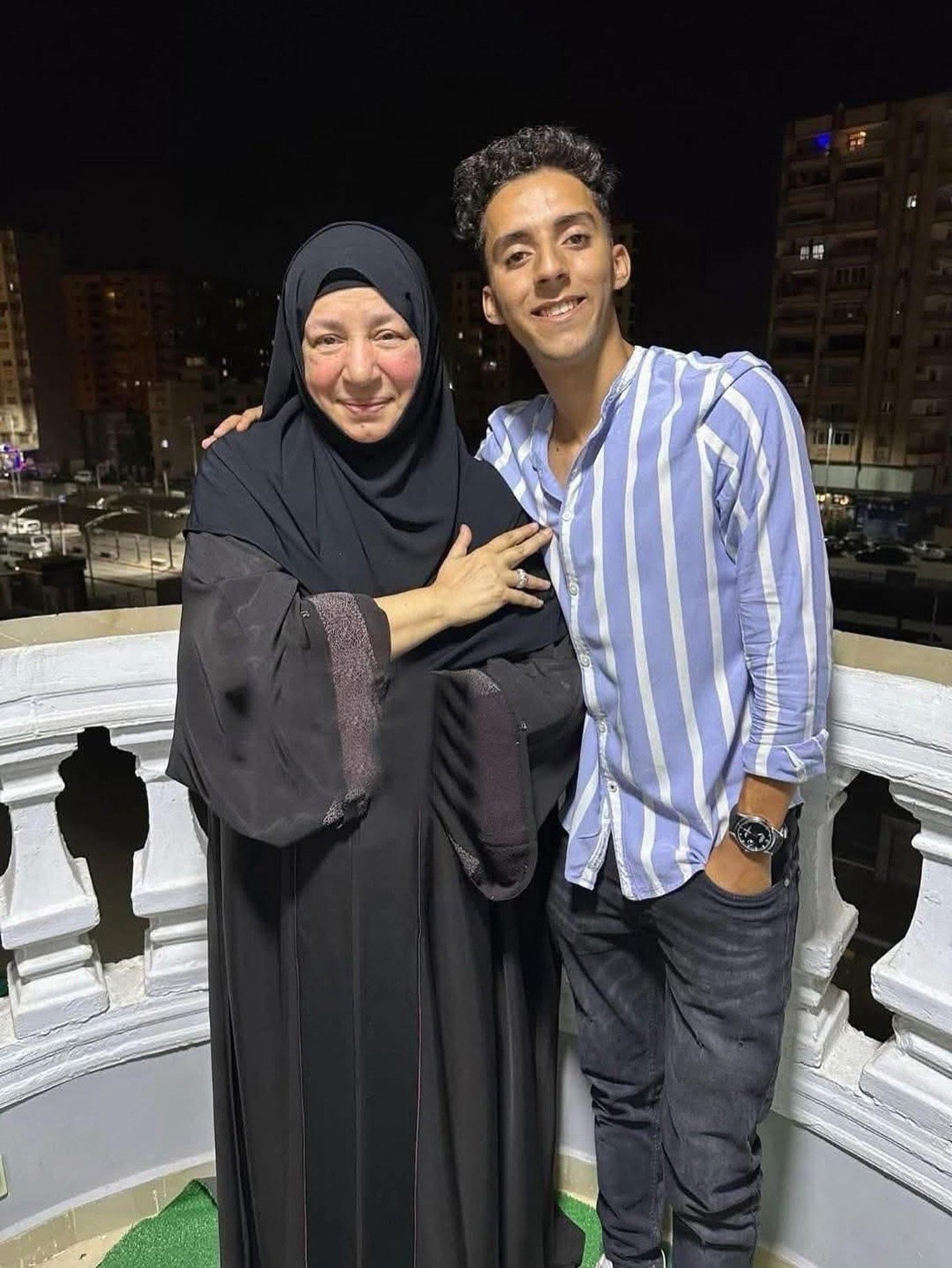 صورة عبلة كامل المتداولة مع الشباب الذى صورة عبلة كامل المتداولة مع الشباب الذى