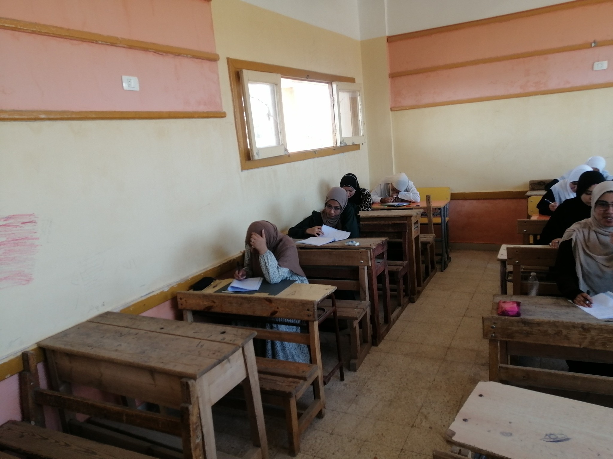 آداء إمتحانات الأدب والنصوص لطلبة العلمى بالثانوية الأزهرية