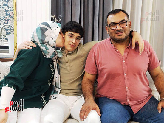 الطالب-أبو-زيد-أحمد-مع-أسرته-(5)