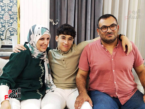 الطالب-أبو-زيد-أحمد-مع-أسرته-(6)