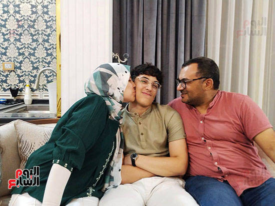 الطالب-أبو-زيد-أحمد-مع-أسرته-(1)