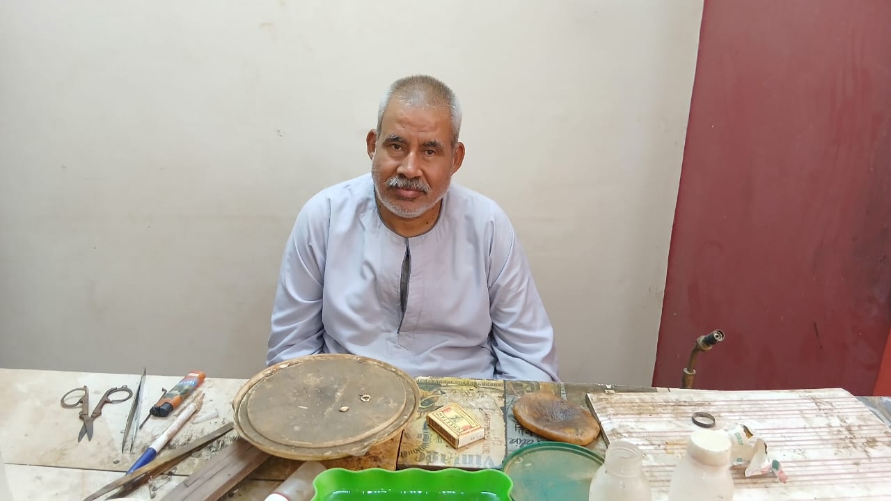 صابر يعمل في لحام الذهب بقنا صابر يعمل في لحام الذهب بقنا