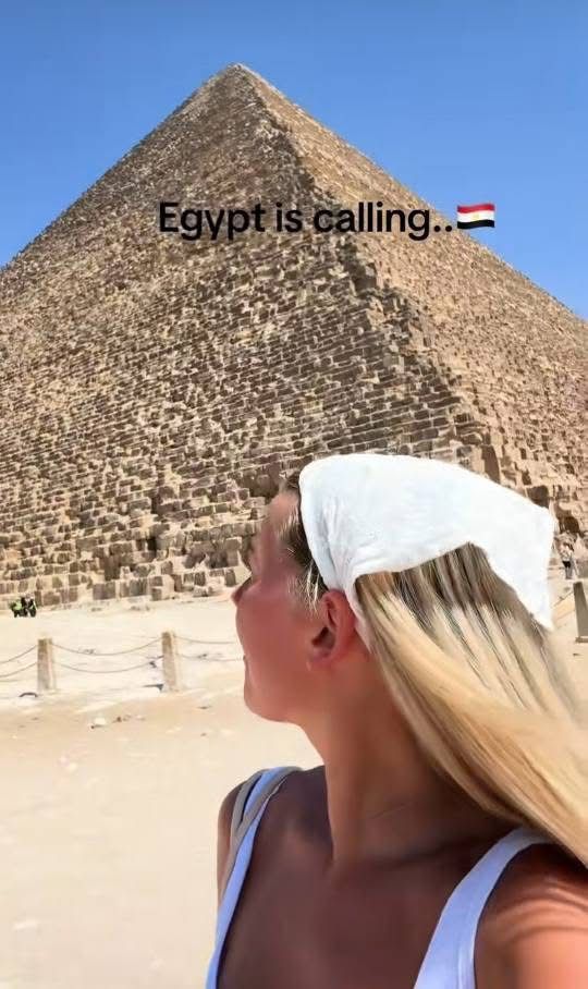 سائحة بجانب احد الأهرامات