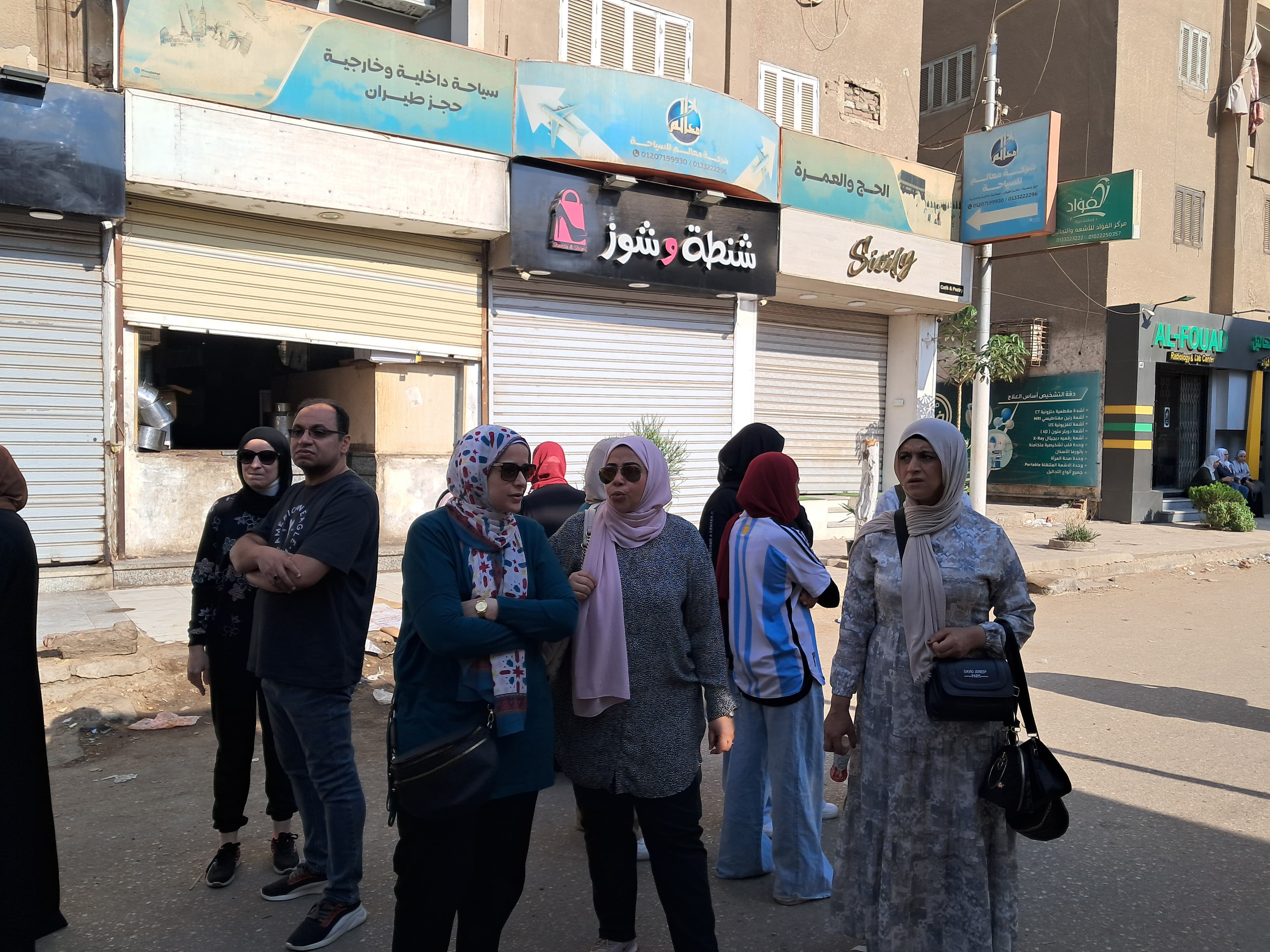 أولياء الامور ينتظرون في الشمس أولياء الامور ينتظرون في الشمس