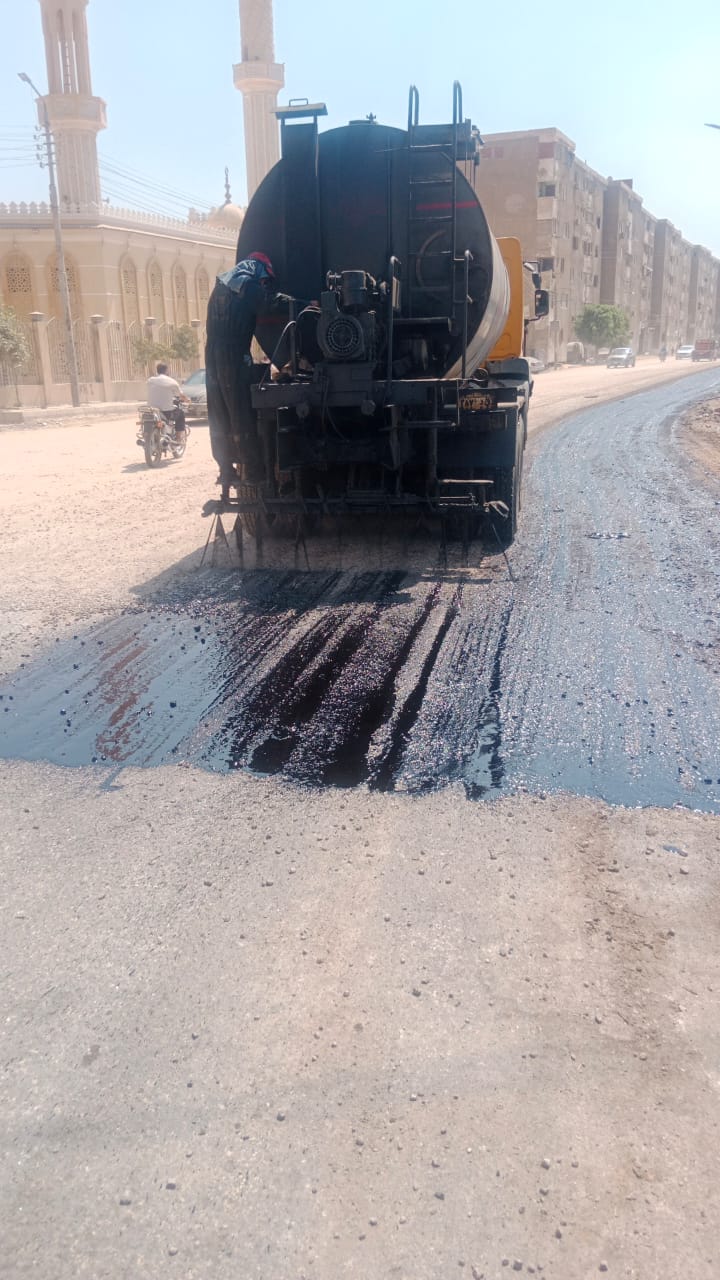 خلال العمل برصف الطريق