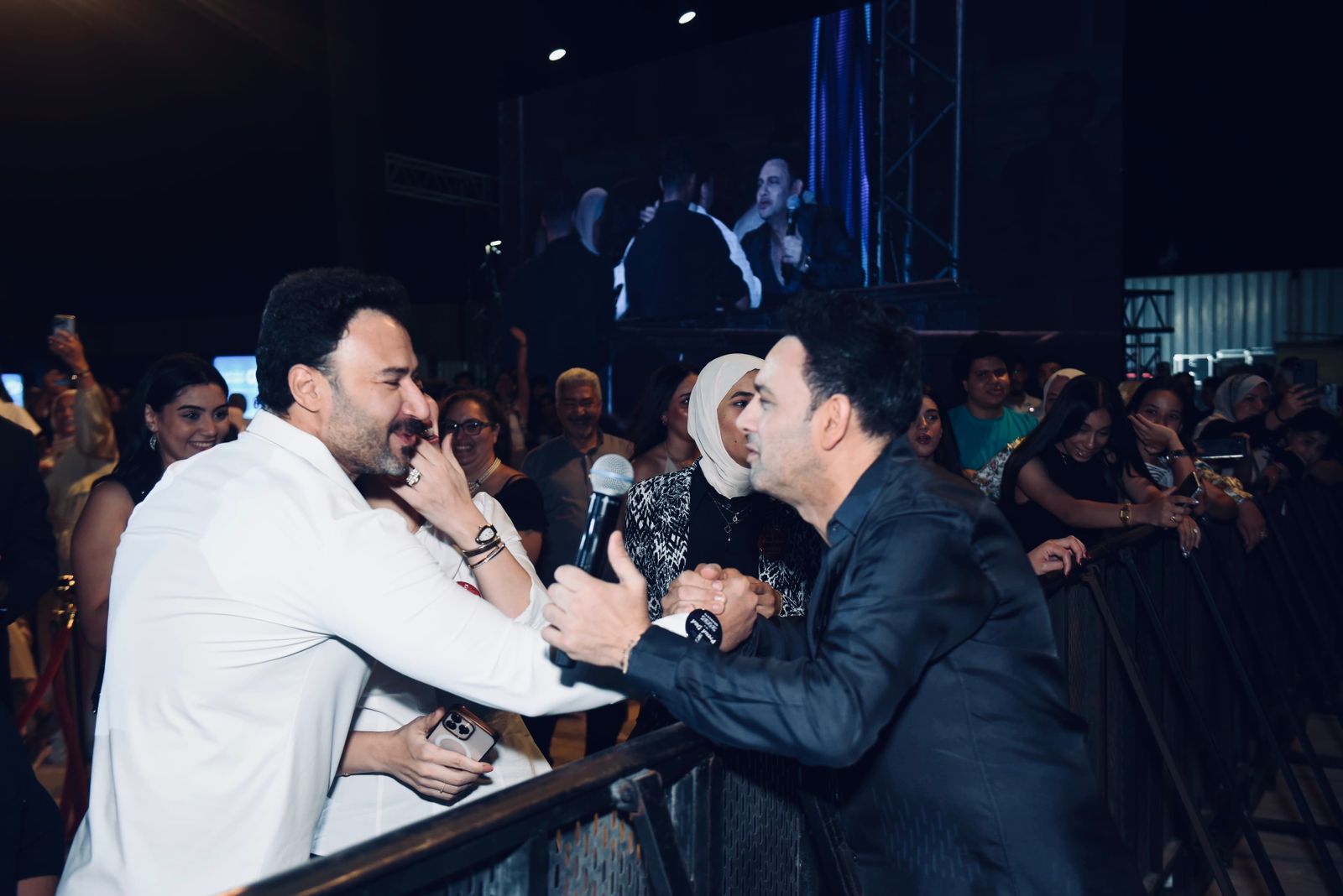 محمد العمروسي وزوجته مي فاروق بين حضور حفل مصطفي قمر