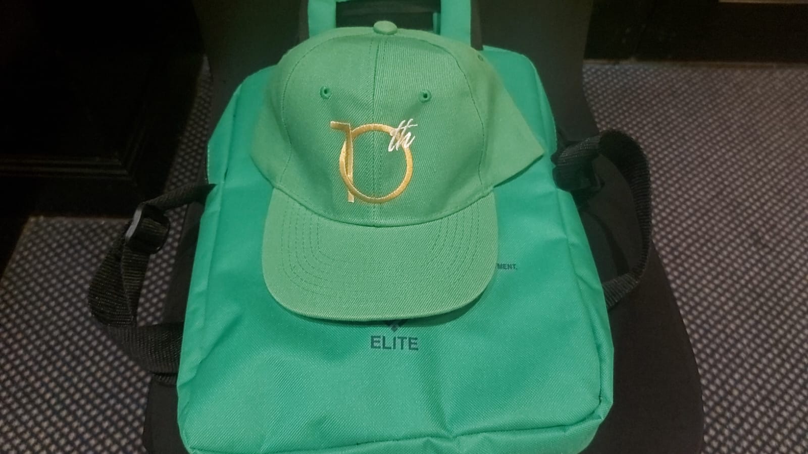 الحقائب والكتيبات إلى القبعات التي تحمل شعار المؤتمر العاشر