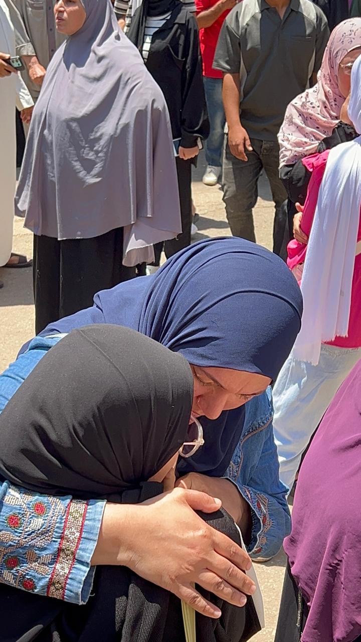 بكاء طالبة بين أحضان والدتها بكاء طالبة بين أحضان والدتها