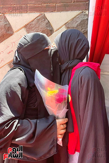 أم تستقبل ابنتها بالورود بعد أداء الامتحان (2)