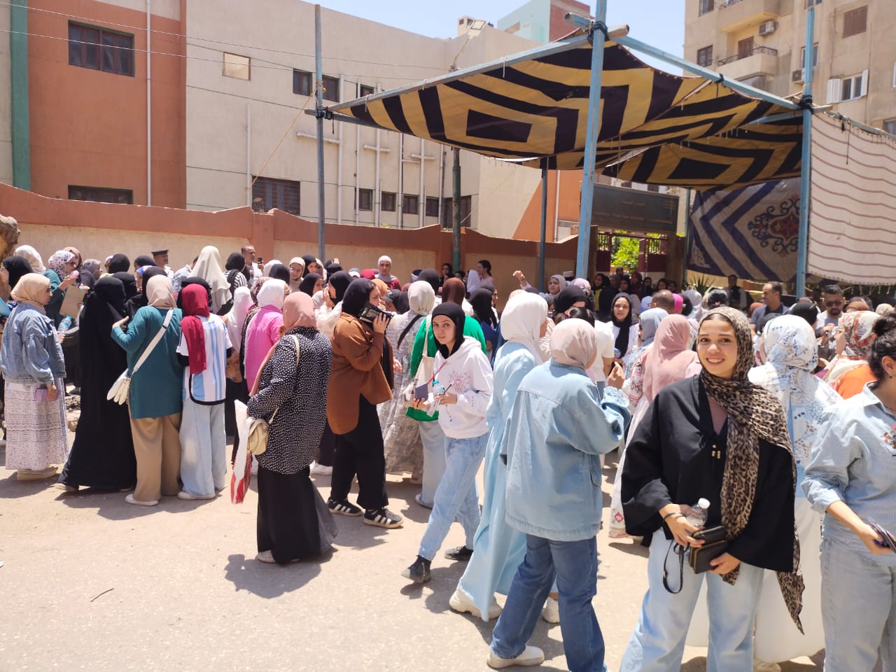 خروج الطالبات من اللجان خروج الطالبات من اللجان