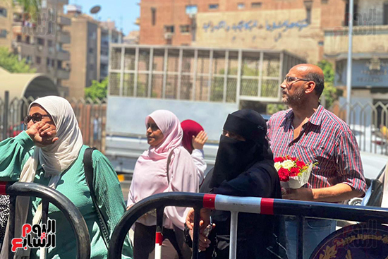 أولياء الأمور ينتظرون أبناءهم بالورود أمام اللجان (2)