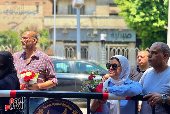 أولياء الأمور في الجيزة ينظرون أبناءهم بالورود امام لجان الثانوية العامة (1)