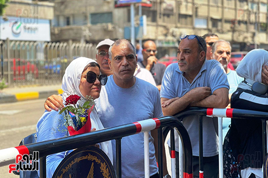 أولياء الأمور في الجيزة ينظرون أبناءهم بالورود امام لجان الثانوية العامة (3)