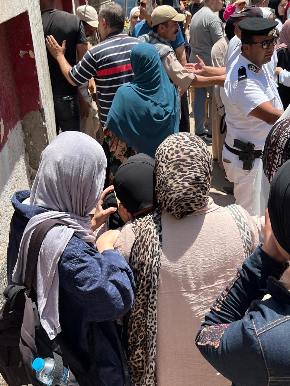 بكاء طالبة في أحضان والدتها بعد مادة الفيزياء بكاء طالبة في أحضان والدتها بعد مادة الفيزياء