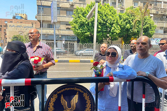 أولياء الأمور ينتظرون أبناءهم بالورود أمام اللجان (1)