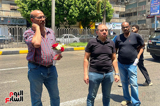 أب ينتظر ابنته بالورود أمام لجان امتحانات الثانوية العامة