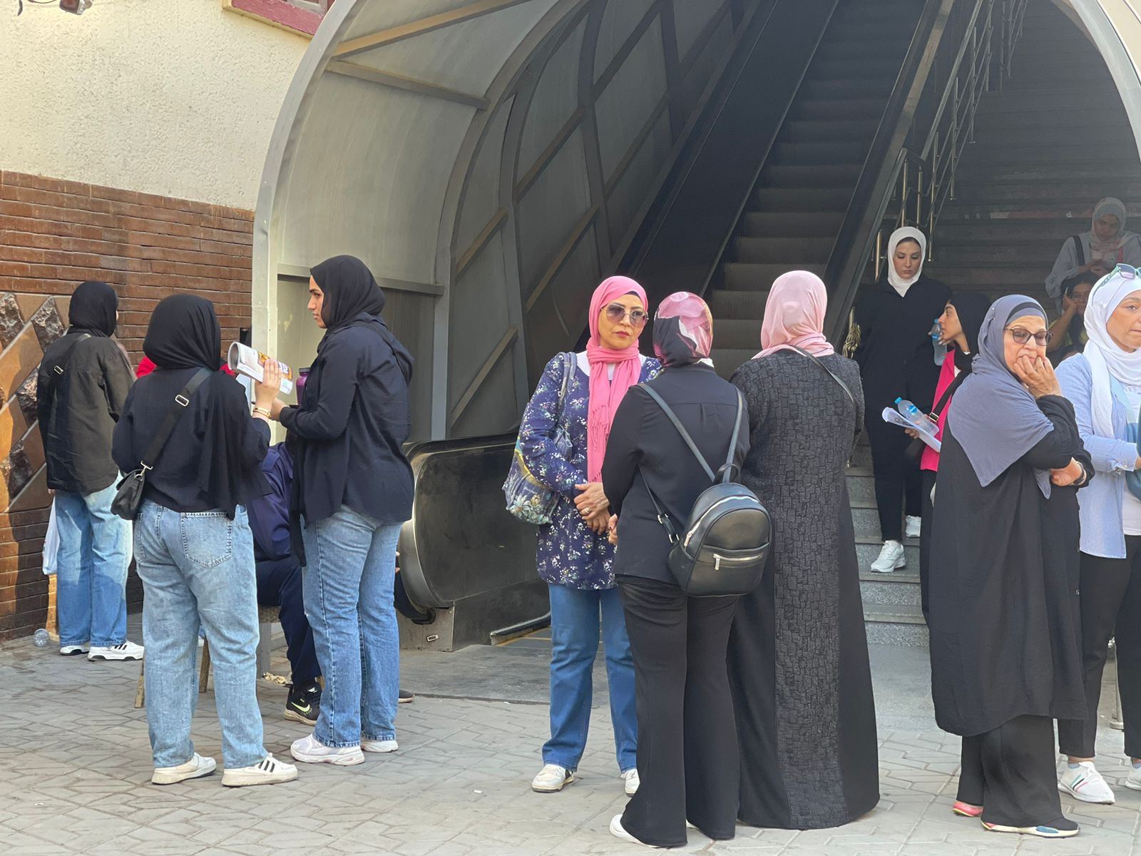 أولياء الأمور مع ابنائهم أمام اللجان