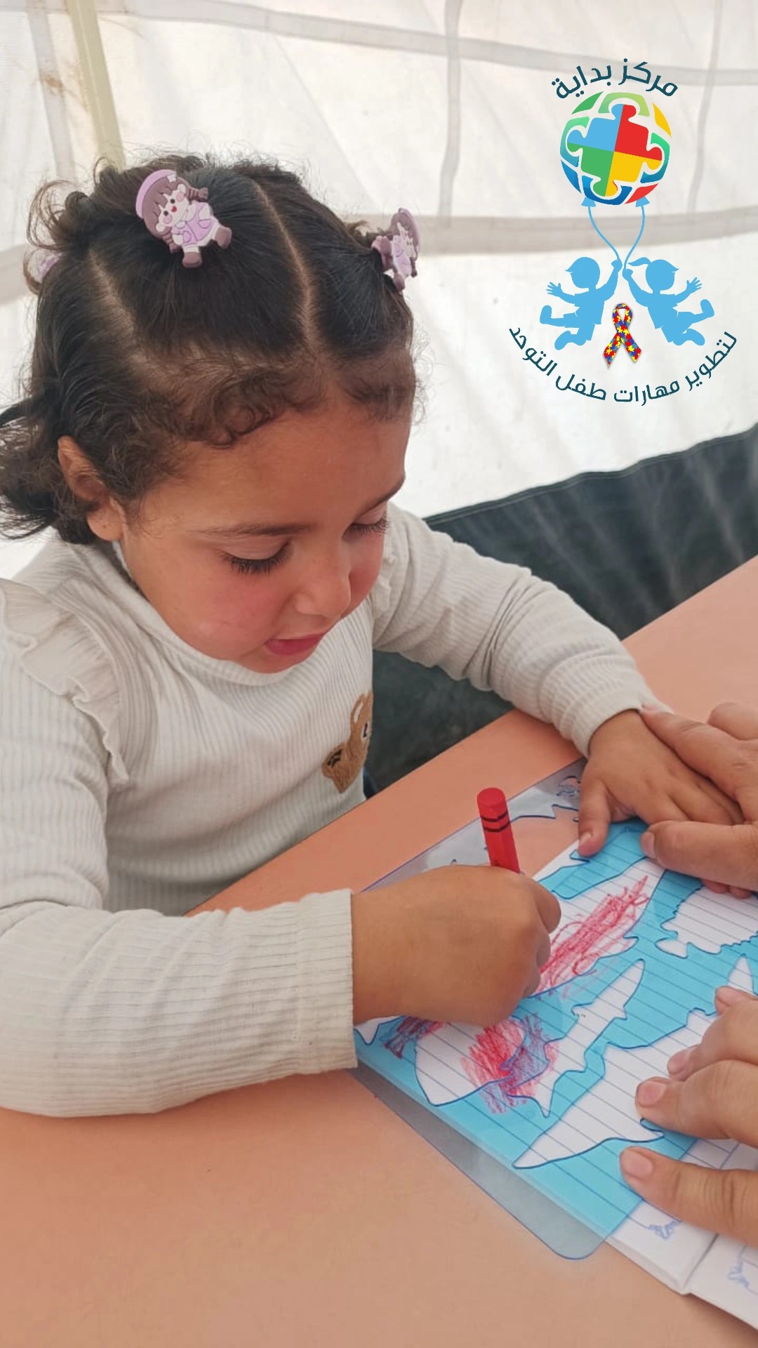 طفلة مريضة بالتوحد ترسم طفلة مريضة بالتوحد ترسم