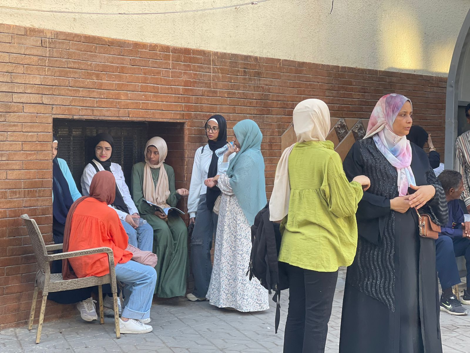 طلاب الثانوية العامة قبل امتحان التاريخ والفيزياء