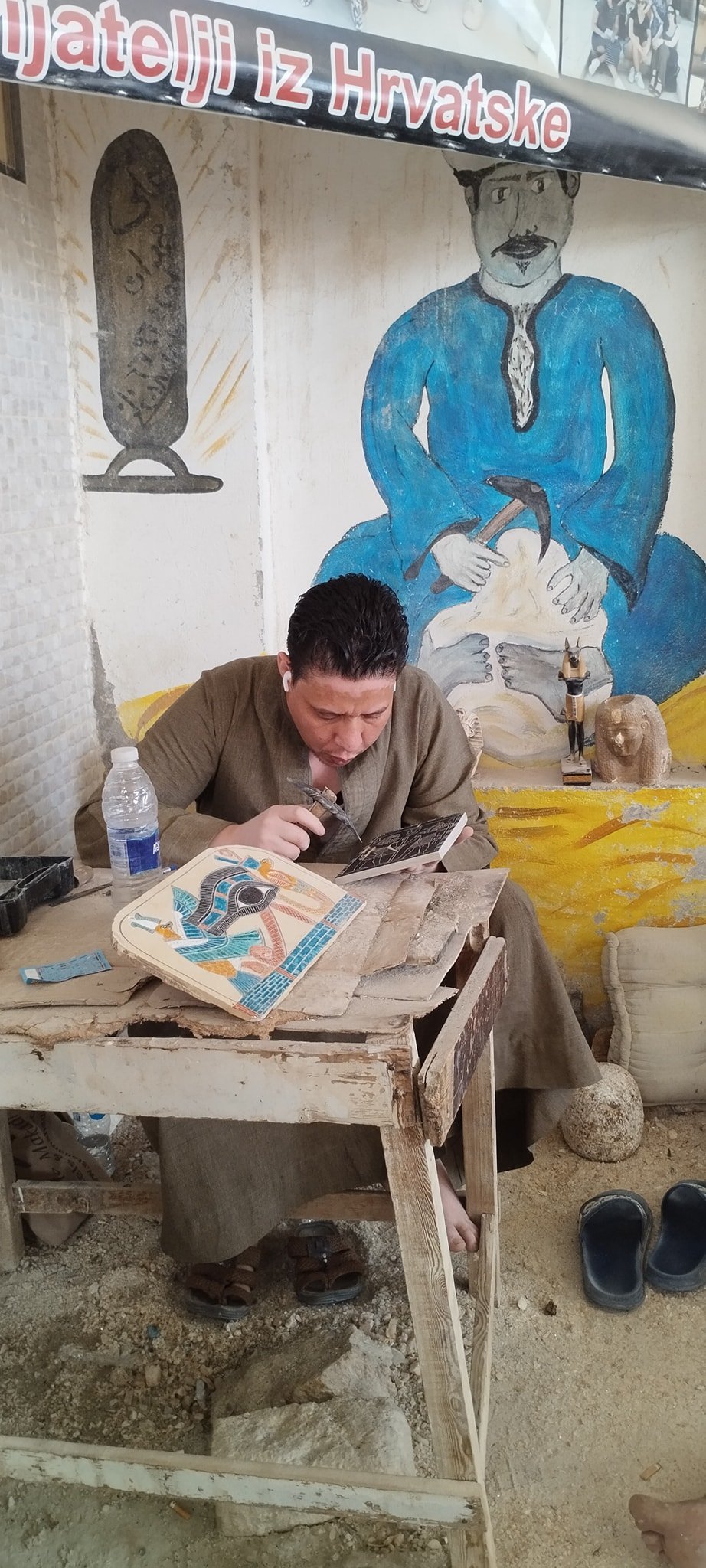 جانب من صناعة التحف الفرعونية فى غرب الأقصر جانب من صناعة التحف الفرعونية فى غرب الأقصر