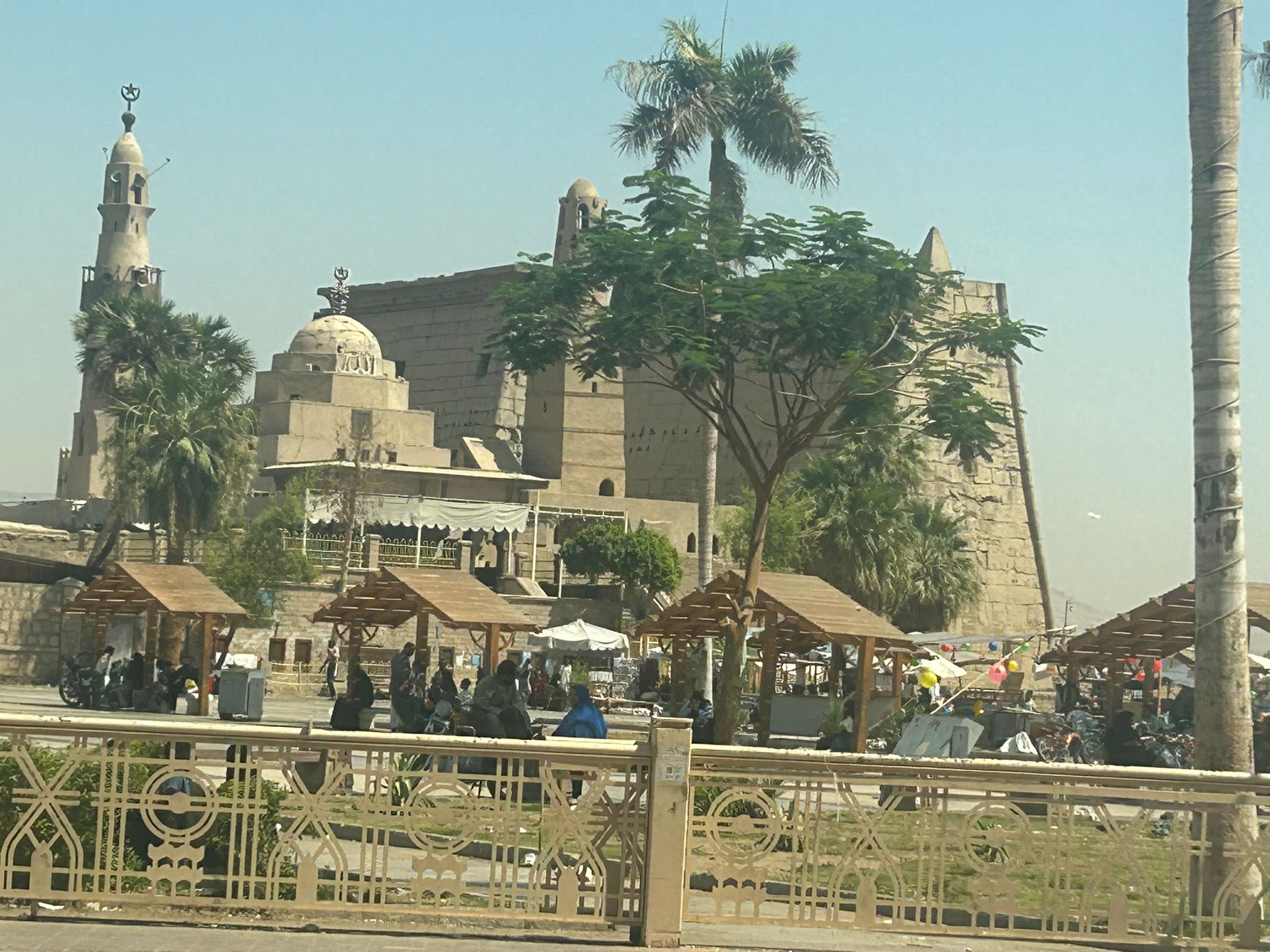 بهجة السياح فى قلب ساحة أبوالحجاج الأقصرى بهجة السياح فى قلب ساحة أبوالحجاج الأقصرى
