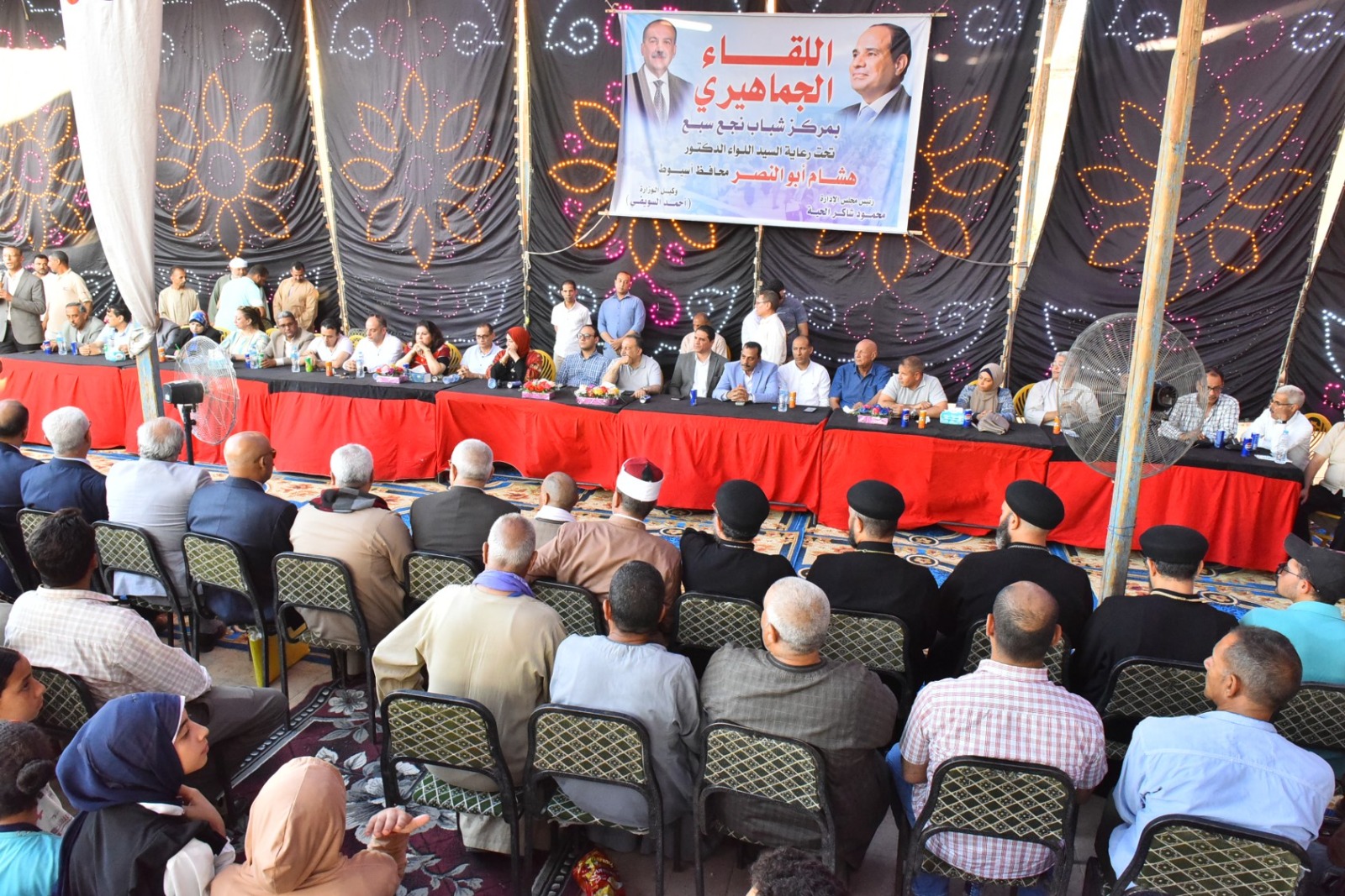 جانب من لقاء المحافظ بالمواطنين