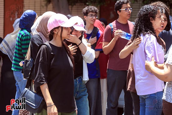 الحزن على وجوه طالبات الثانوية العامة الحزن على وجوه طالبات الثانوية العامة