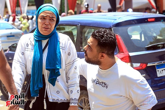 الانهيار يظهر على وجه طالبة بعد امتحان الفيزيا
