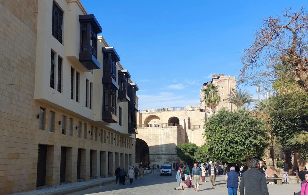 العقارات المطلة على سور القاهرة التاريخية قبل التطوير العقارات المطلة على سور القاهرة التاريخية قبل التطوير