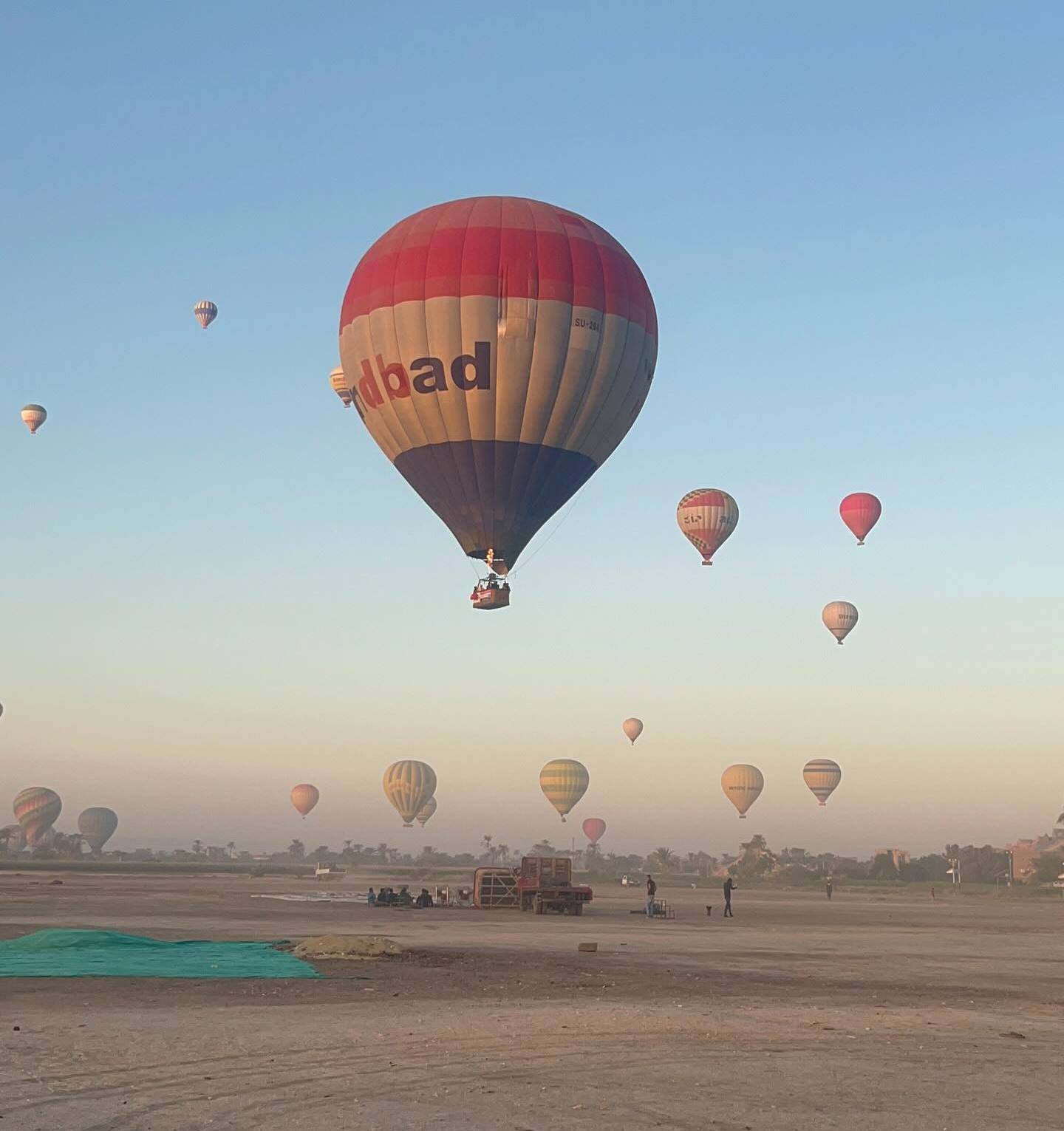 تحليق رحلات البالون الطائر غرب الأقصر تحليق رحلات البالون الطائر غرب الأقصر