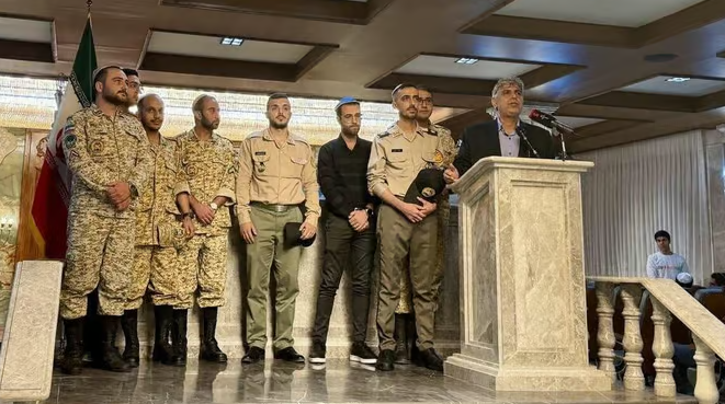 يهود إيران بالزي العسكري