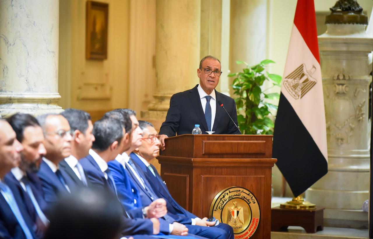وزير الخارجية خلال الاجتماع
