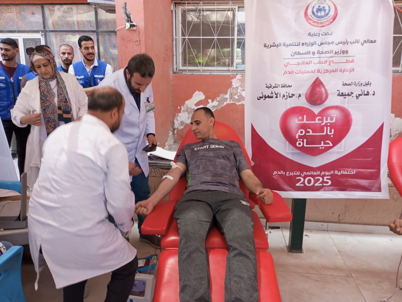 وكيل وزارة الصحة خلال تبرعة بالدم وكيل وزارة الصحة خلال تبرعة بالدم