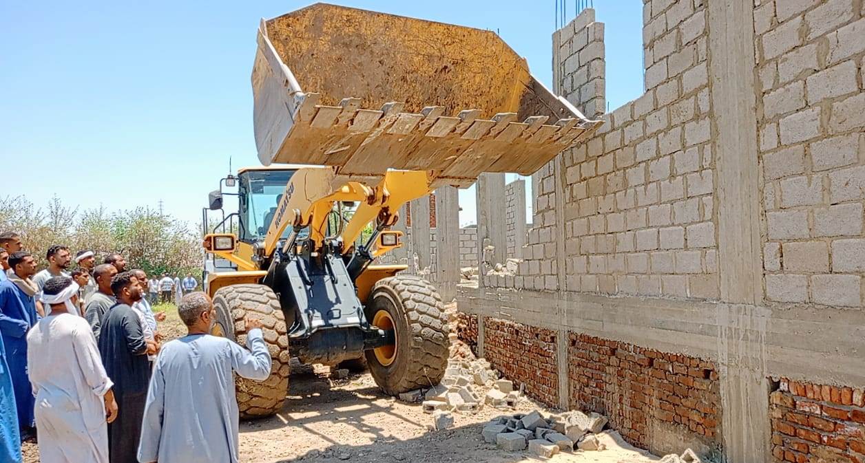 متابعة حملات إزالة التعديات على أملاك الدولة بإسنا متابعة حملات إزالة التعديات على أملاك الدولة بإسنا
