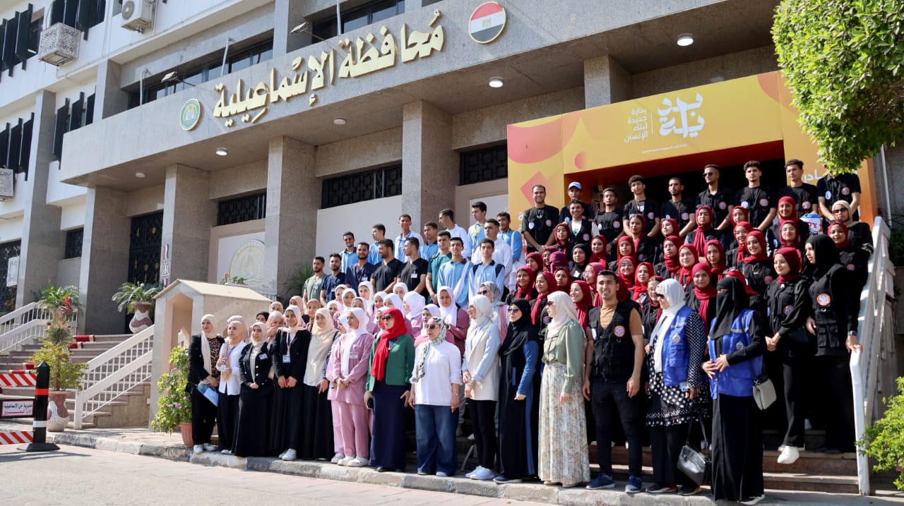 نائب المحافظ مع المشاركين 