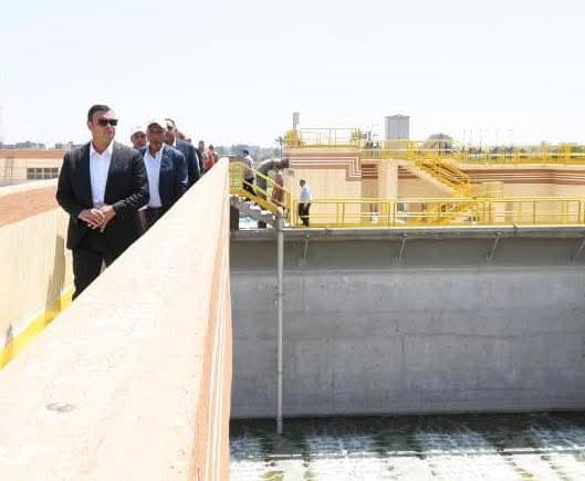 وزير الإسكان خلال الجولة